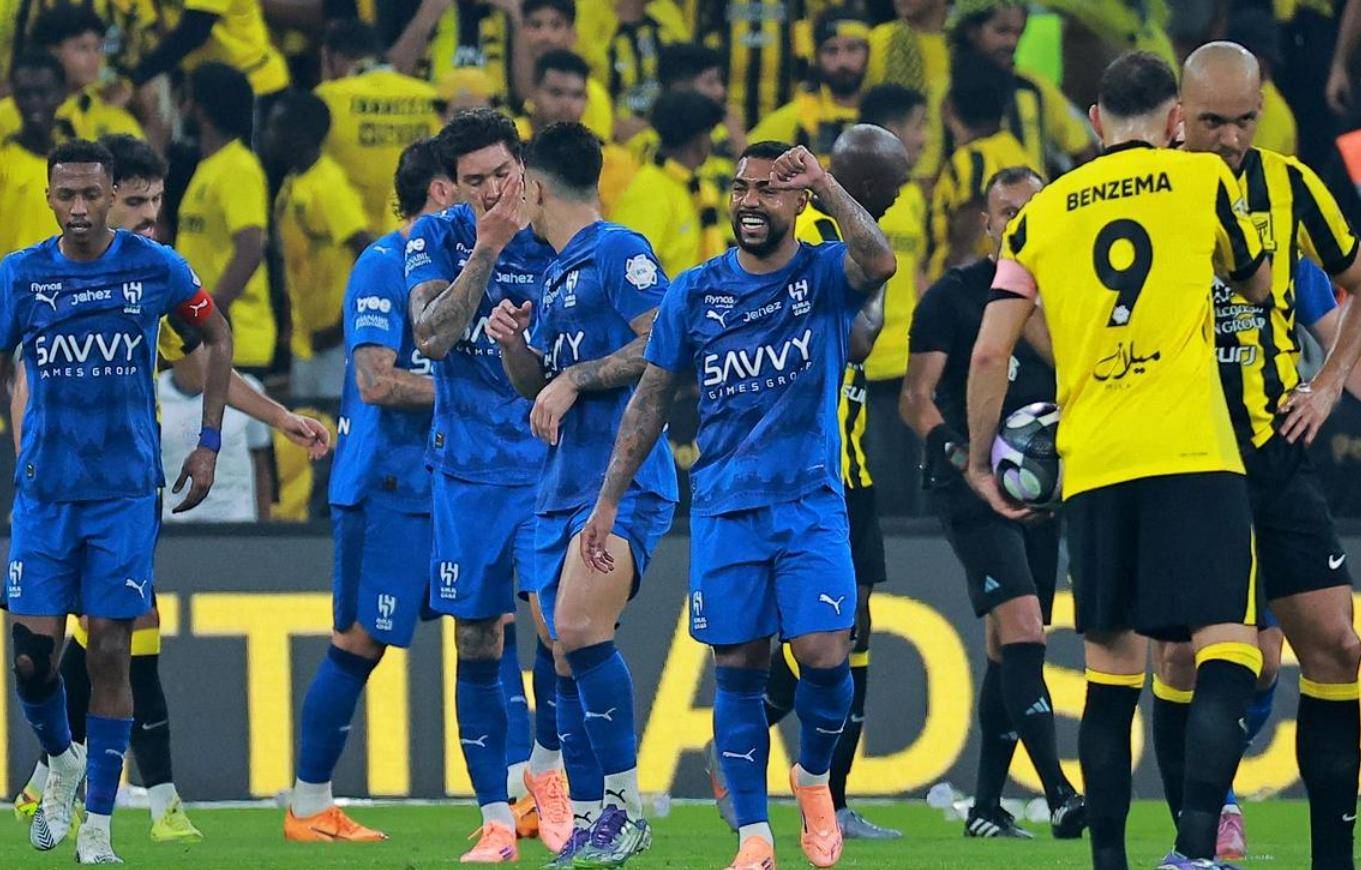 关于曼联主场失利，卫冕冠军表现低迷的信息