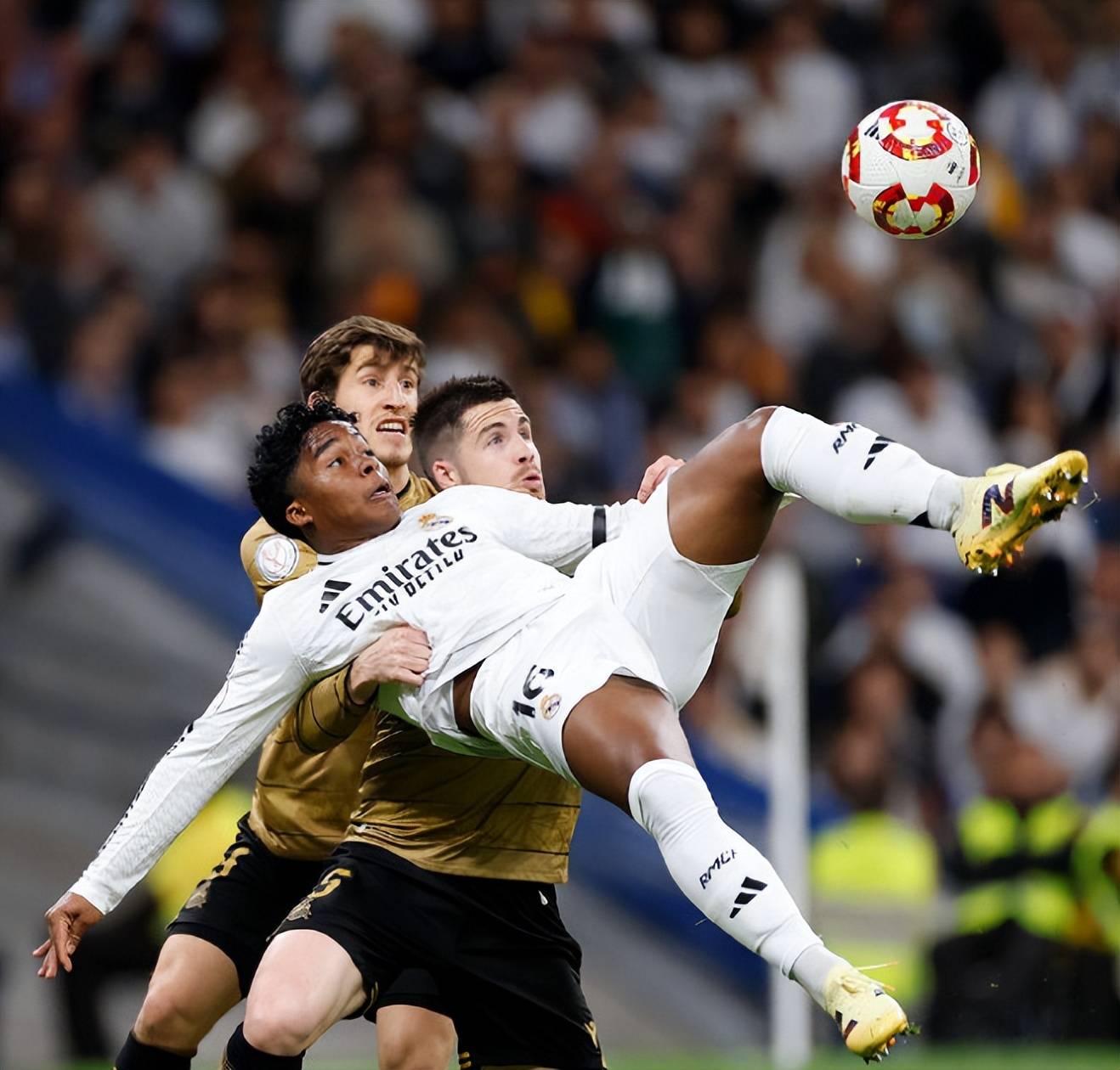 开云体育直播-皇马进攻犀利，轻取对手豪取三分