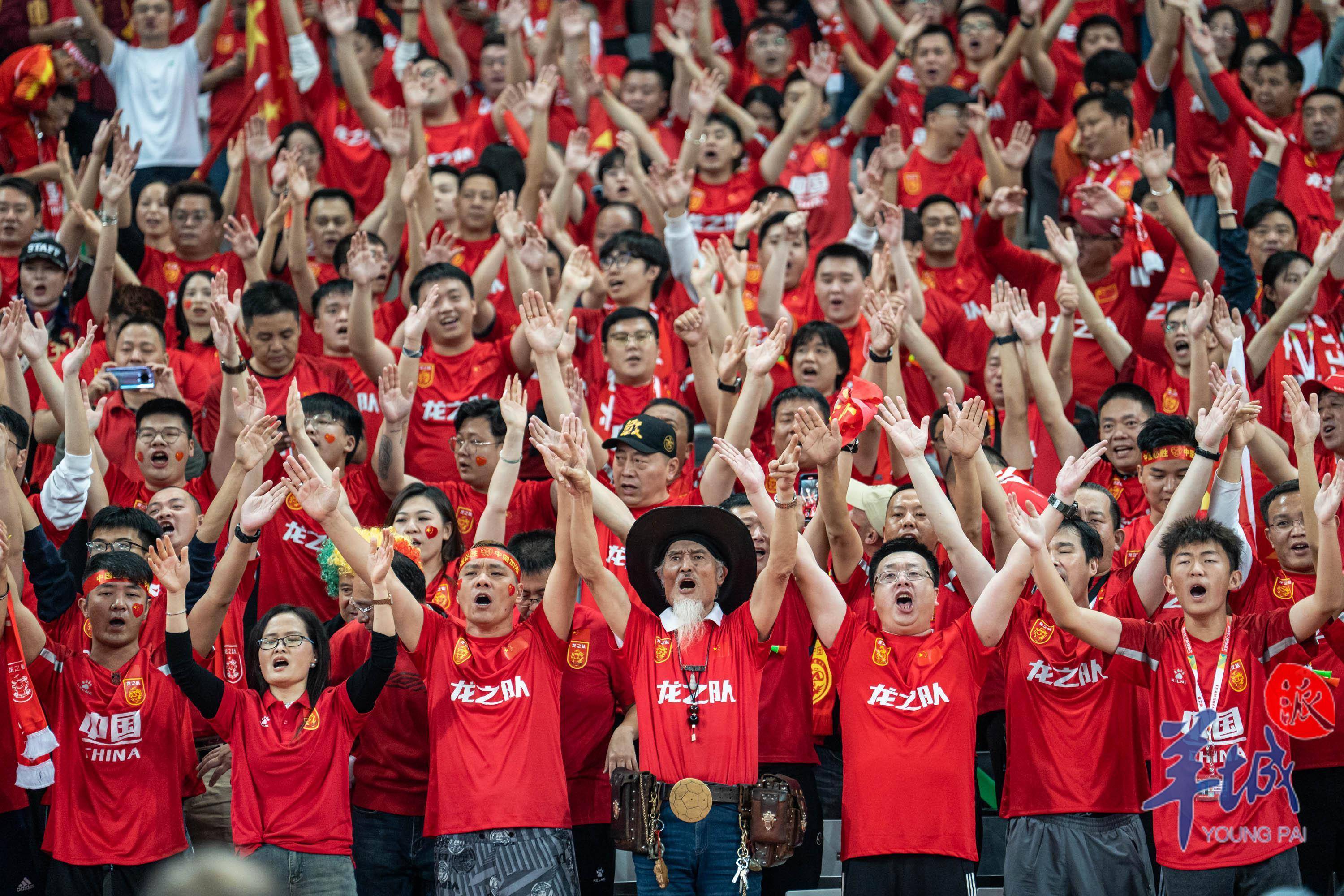 包含荷兰队完美战果，球迷沸腾庆祝的词条