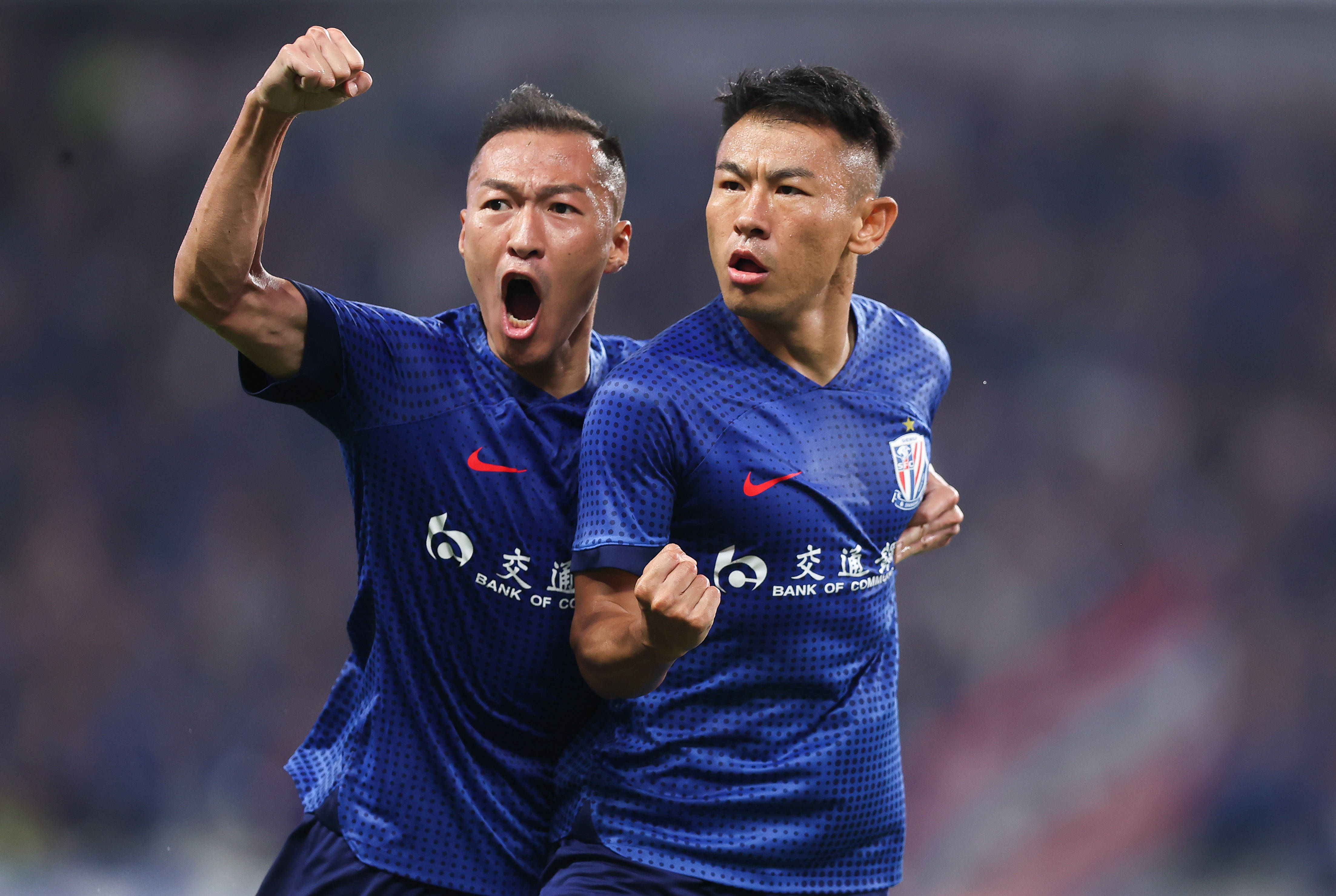 开云官网-比赛中，上海申花队展现出冲击力十足的进攻