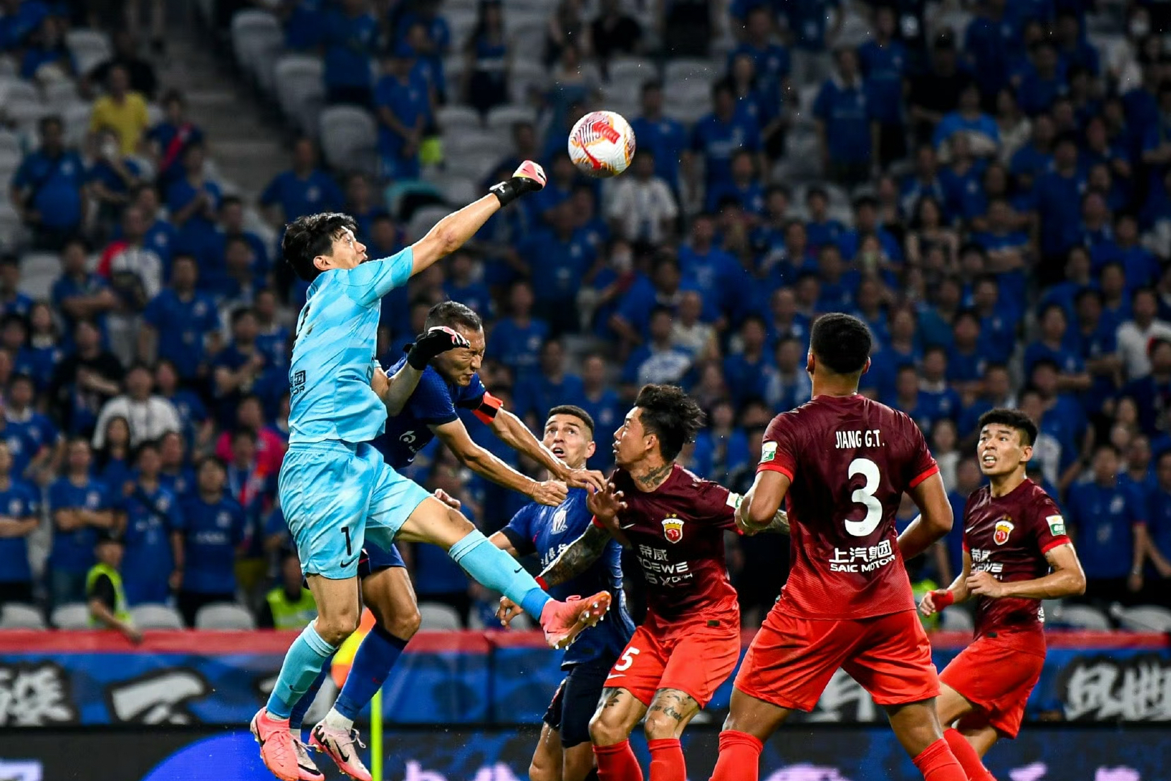 比赛中,上海申花队展现出冲击力十足的进攻 比赛中,上海申花队展现出冲击力十足的进攻