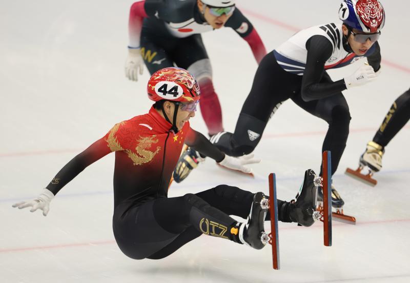 开云体育app-关于短道速滑遭遇挑战，奋力争夺第一的信息