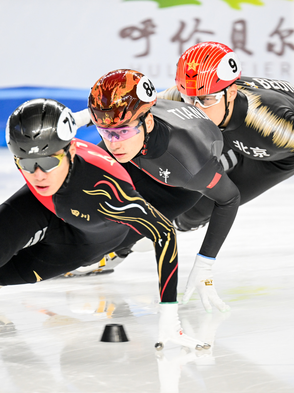 关于短道速滑遭遇挑战，奋力争夺第一的信息