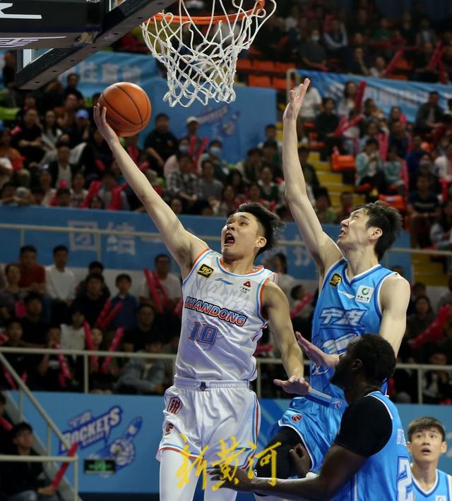 山东队客场力克福建男篮,豪取三连胜 山东队客场力克福建男篮,豪取三连胜