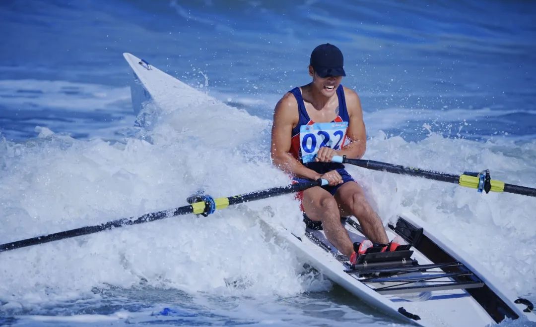 意大利选手获得赛艇项目冠军