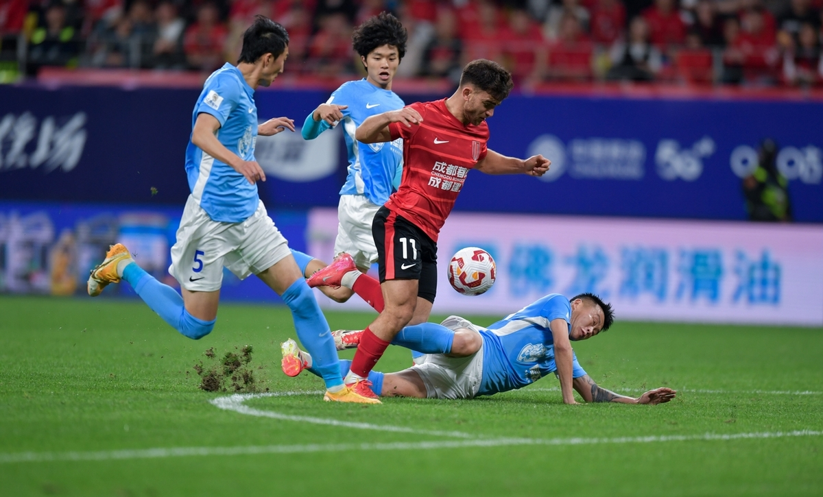 一场紧张激烈的比赛,双方势均力敌 一场紧张激烈的比赛,双方势均力敌