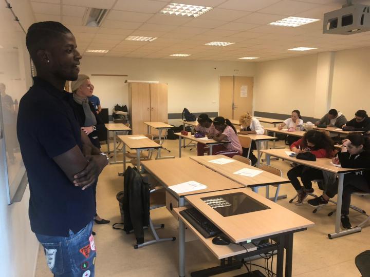 包含武汉卓尔俱乐部成立青训营，培养未来球星的词条