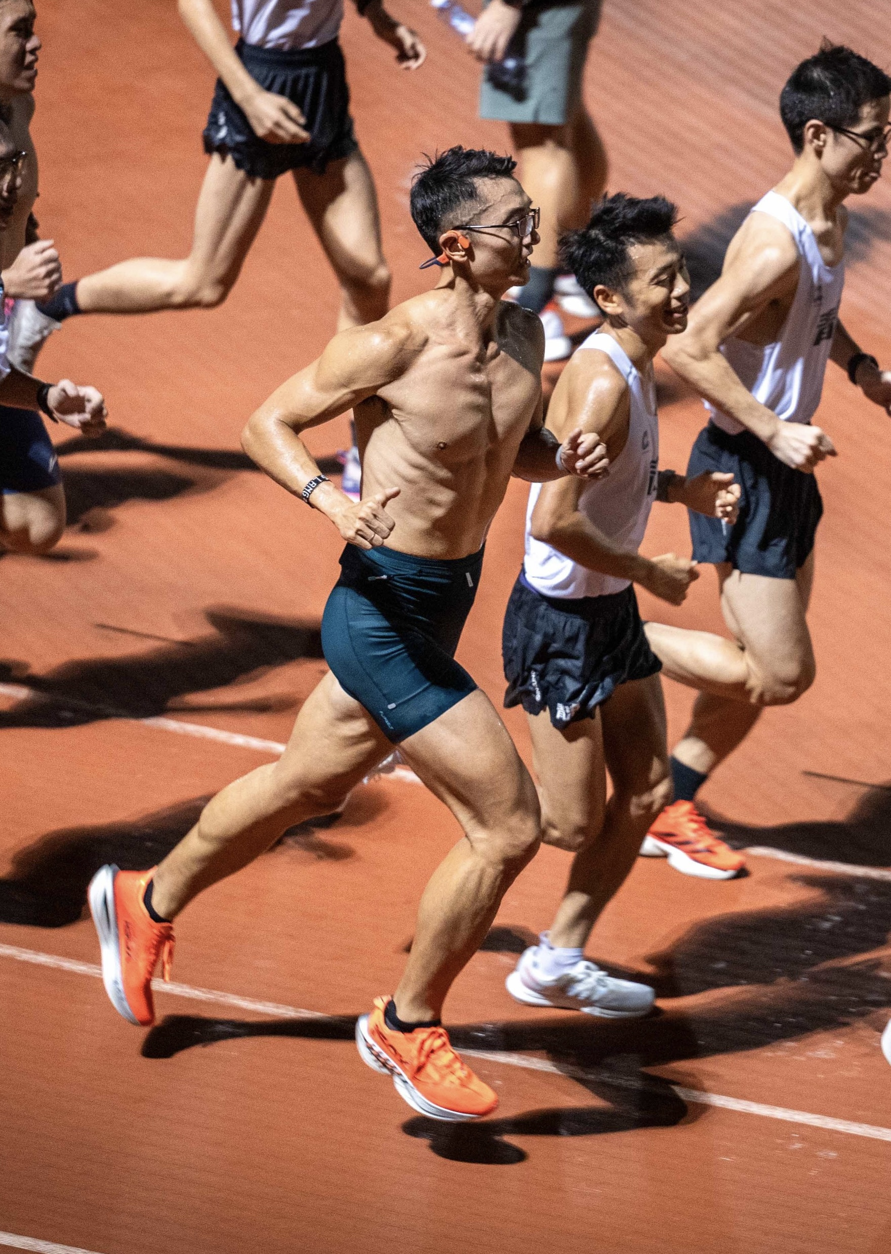 运动员在球场上的奔跑与拼搏,传递出团队力量 运动员在球场上的奔跑与拼搏,传递出团队力量