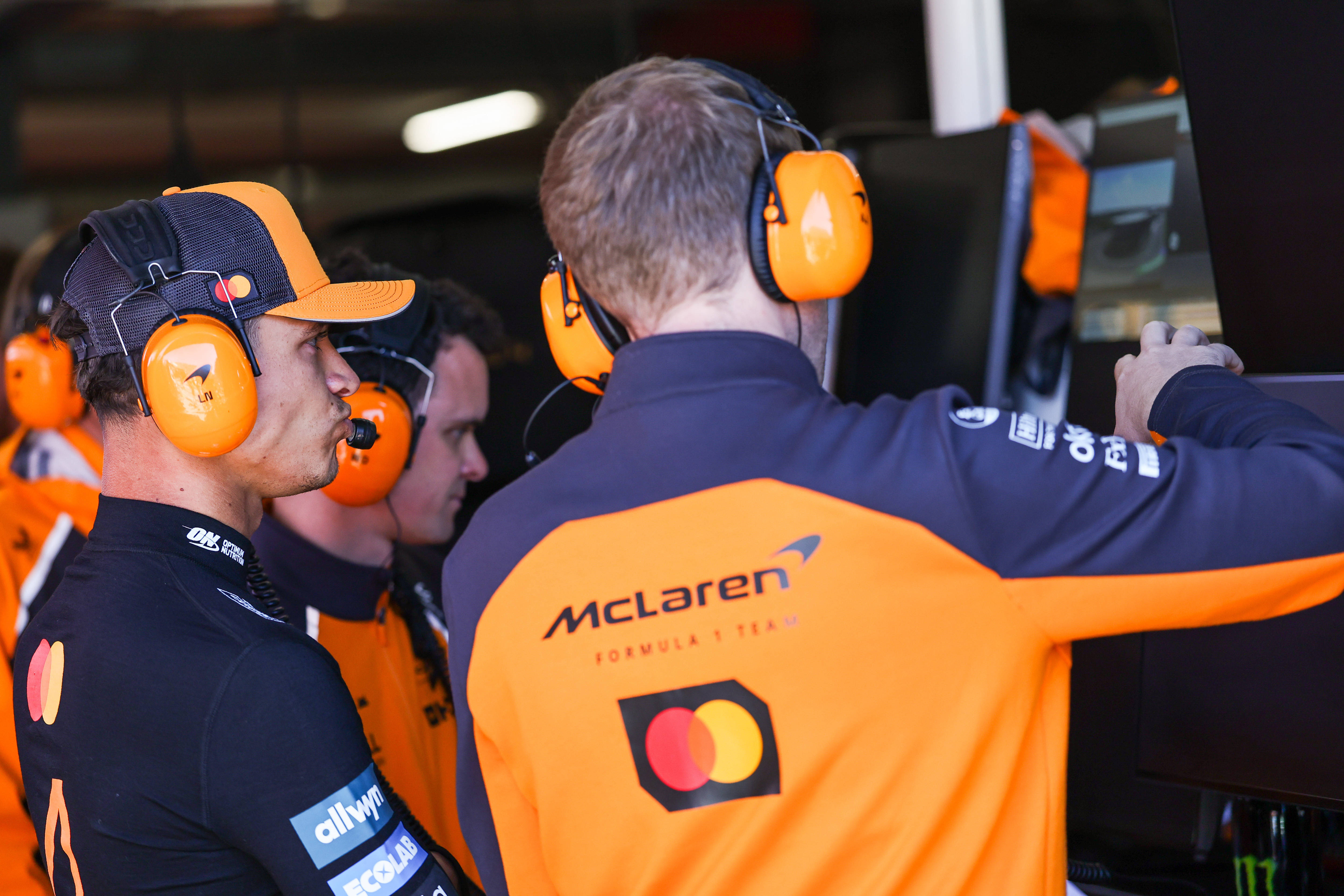 开云体育在线-红牛车队鏖战雷诺车队，皮亚斯特里刷新纪录的简单介绍