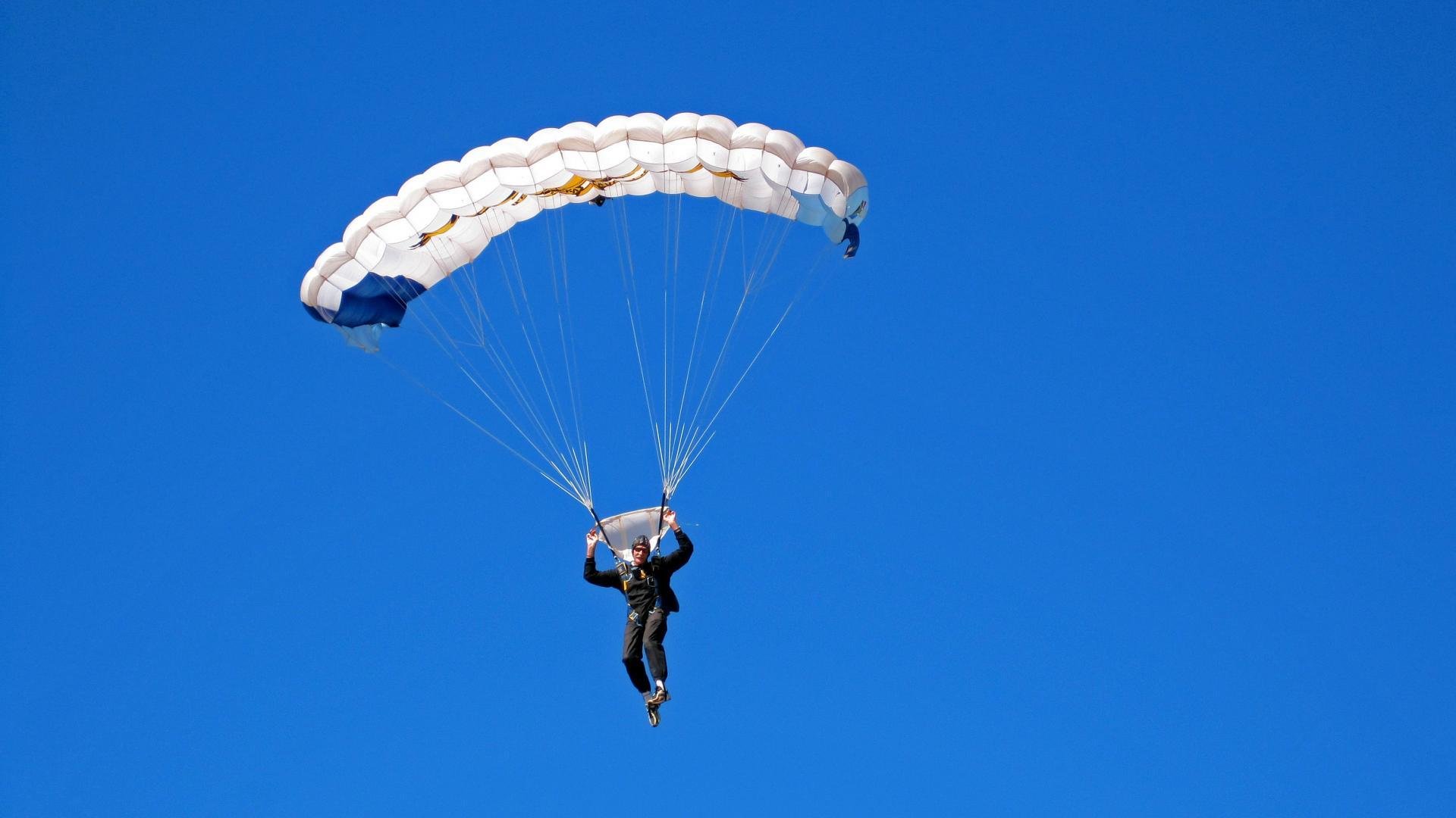开云体育下载-南美风暴与东瀛闪电，当足球跨界点燃赛道激情