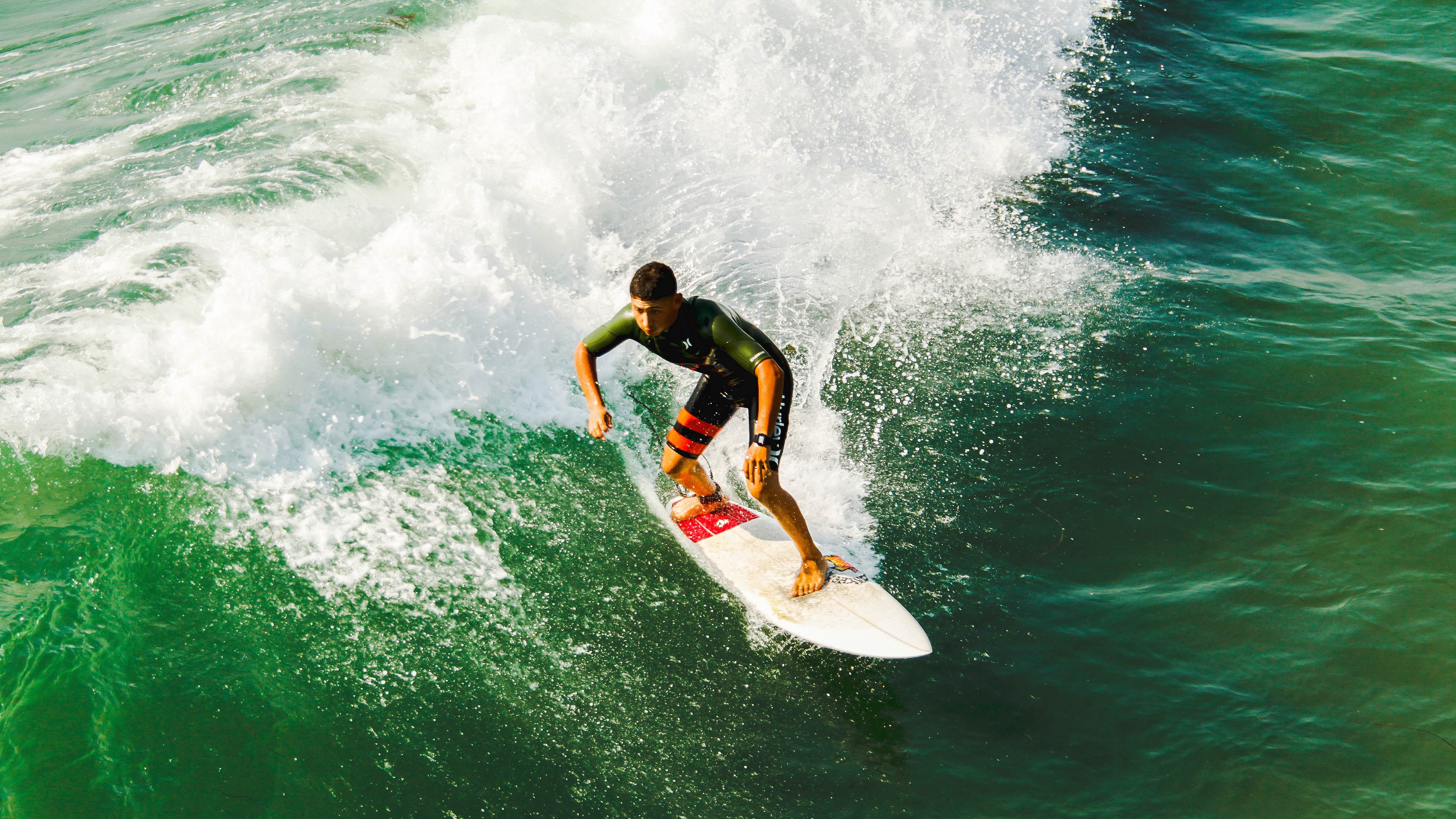 赛道上的心跳时刻，红牛车队险胜阿斯顿马丁，佩雷兹高光表现定乾坤