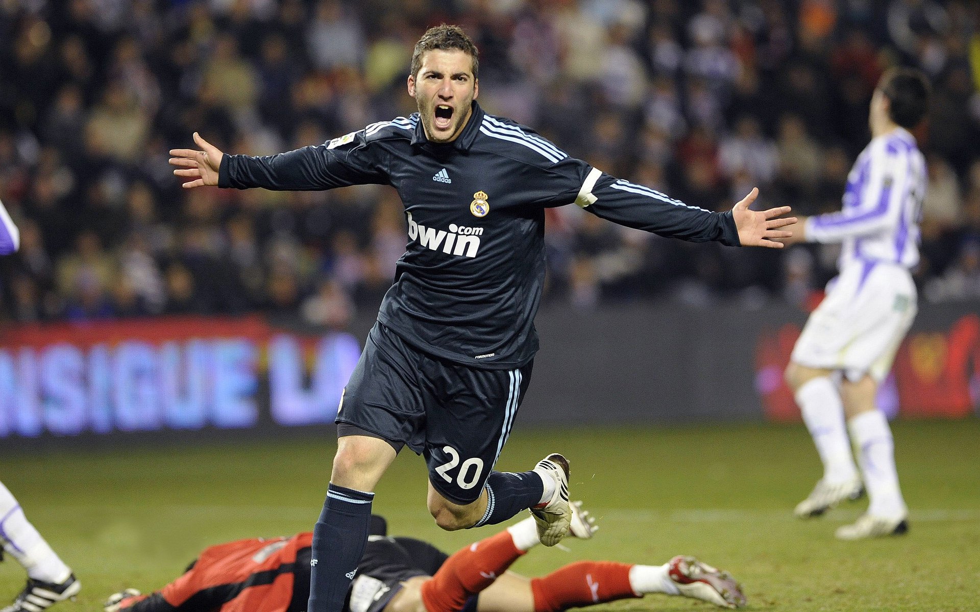 莱万接管世界排名争夺战，里昂强势晋级美国书写新篇